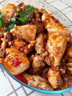 Füstös, lecsós alapon főtt, csirkepaprikás belsőségekkel recept fotója