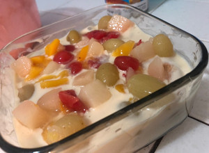 Una foto de Pastel frío de galletas Marías con fruta (PayCarlota)