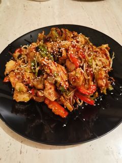 O poză a rețetei Pui cu legume și noodles.