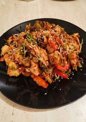O poză a rețetei Pui cu legume și noodles.