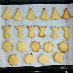 A picture of Sultanas and lemon flavored cookies.