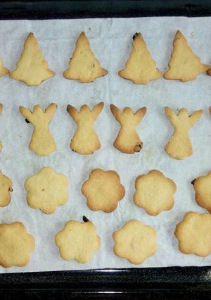 A picture of Sultanas and lemon flavored cookies.