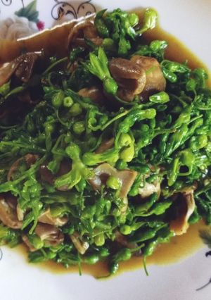 Hình của món Thiên lý xào chay nấm rơm.