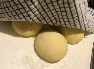 صورة لوصفة عجينة بيتزا وفطاير هشة وسهلة 🤍
