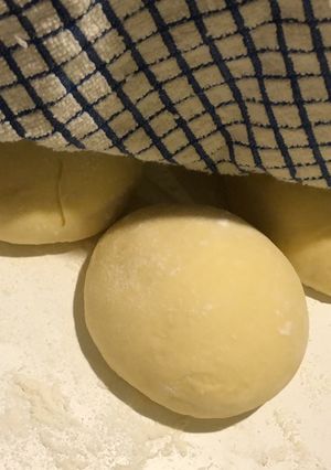 صورة لوصفة عجينة بيتزا وفطاير هشة وسهلة 🤍