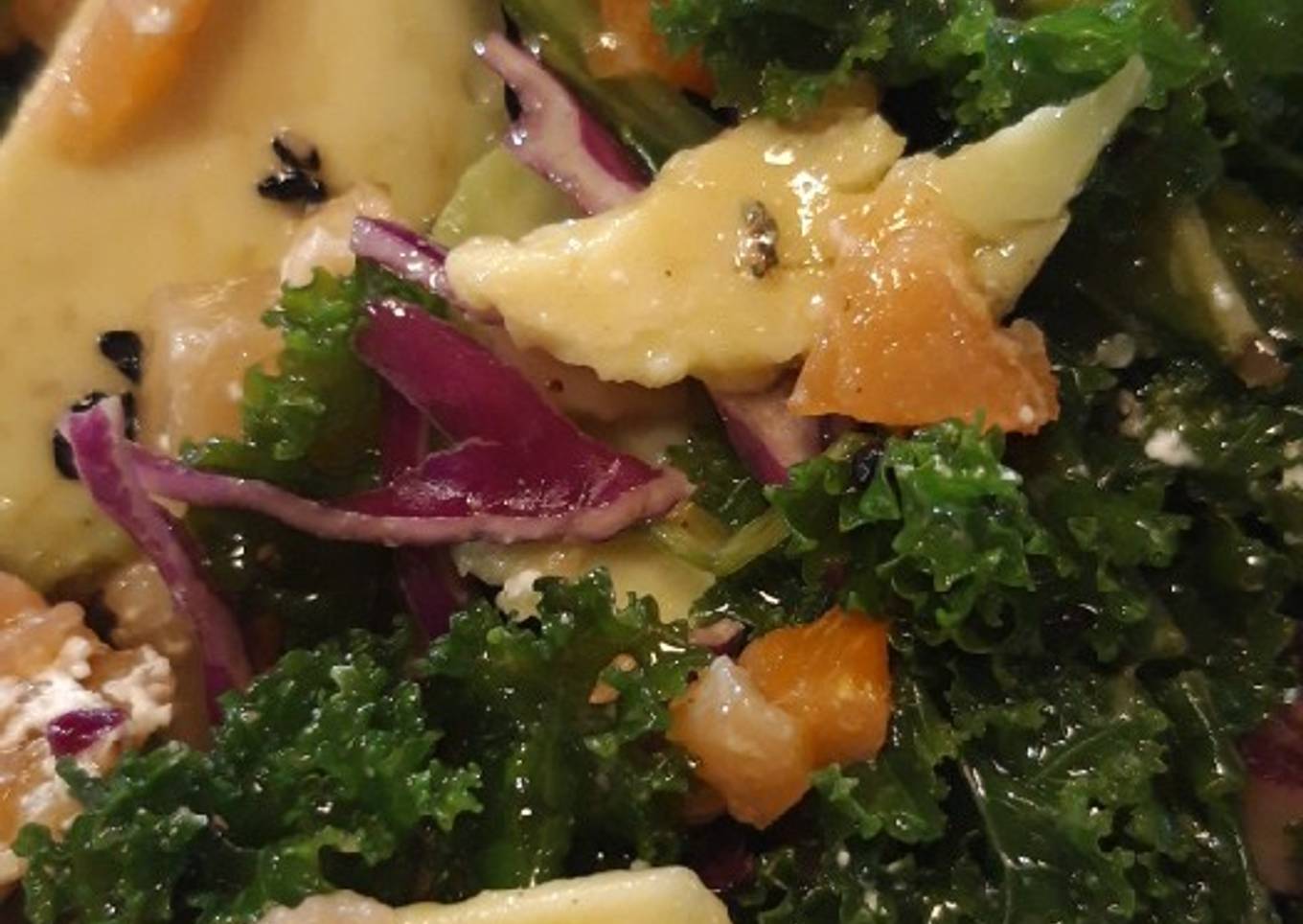 Ensalada de Kale, salmón y aguacate con vinagreta de naranja