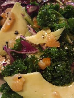 Una foto de Ensalada de Kale, salmón y aguacate con vinagreta de naranja