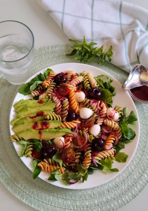 Una foto de Pasta fría de cerezas y aguacate