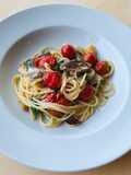 Pasta d'estate con pomodorini e sardine