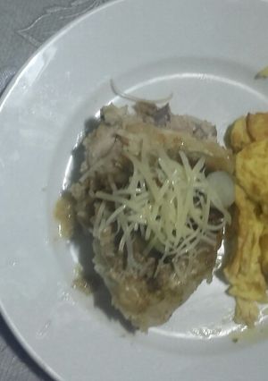 Una foto de Pescado al estragón y tomillo sobre cebollas a la manteca
