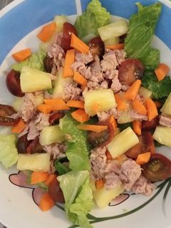 Una foto de Ensalada con piña y atún