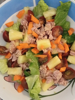 Una foto de Ensalada con piña y atún