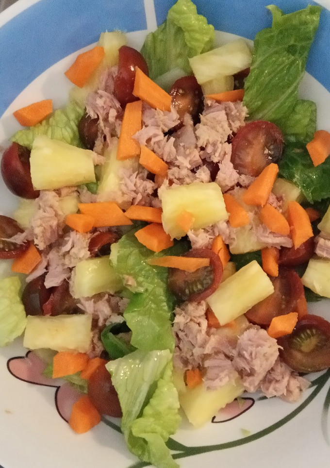 Una foto de Ensalada con piña y atún