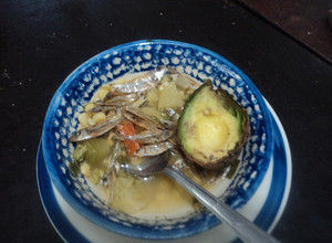 Una foto de Caldo de charales con aguacate el mentidero de Doña Cholita. Jalisco México