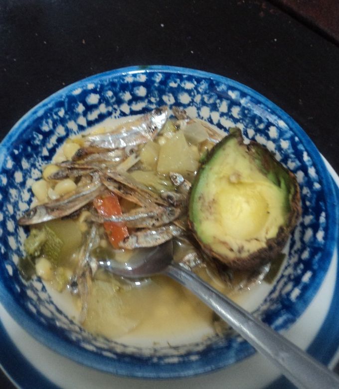 Una foto de Caldo de charales con aguacate el mentidero de Doña Cholita. Jalisco México