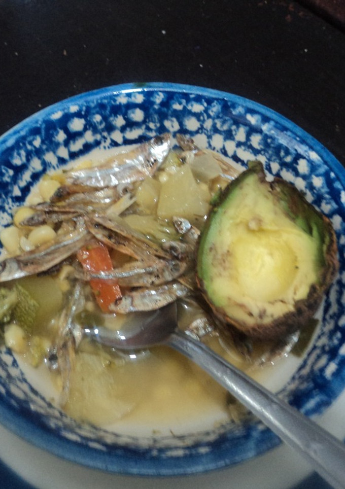 Una foto de Caldo de charales con aguacate el mentidero de Doña Cholita. Jalisco México