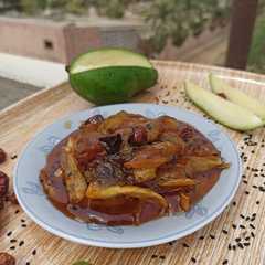 A picture of Khatti meethi kairi ki chutney.
