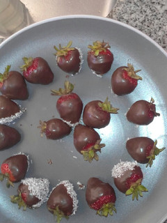 Una foto de Frutillas con chocolate y manjar 🍓🍫