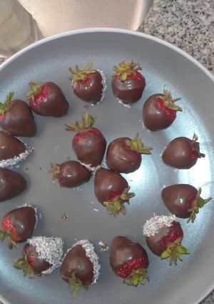 Una foto de Frutillas con chocolate y manjar 🍓🍫