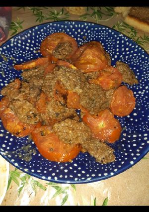 صورة لوصفة أكلة سريعة التحضير الكفتة والطماطم المشوية 😋😋