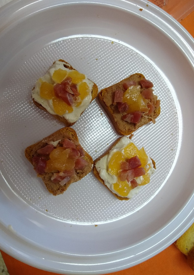 Una foto de Delicatessen de pates, jamón y ciruela