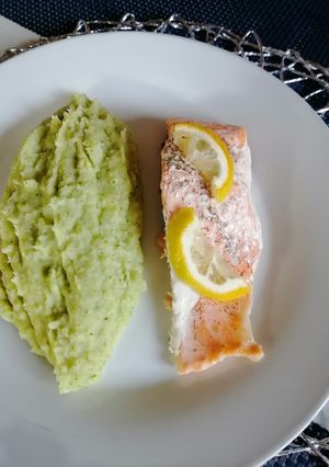 Une photo de Saumon citronné et purée de brocoli