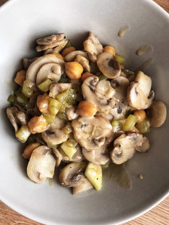 Una foto de Salteado de champiñones y garbanzos 🍄