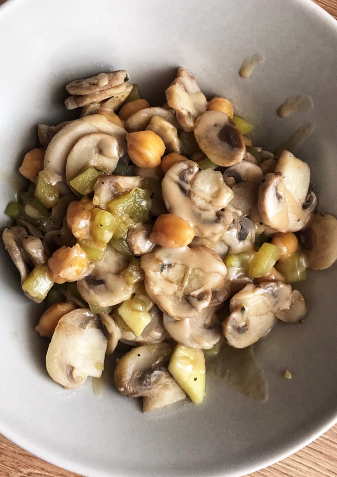 Una foto de Salteado de champiñones y garbanzos 🍄