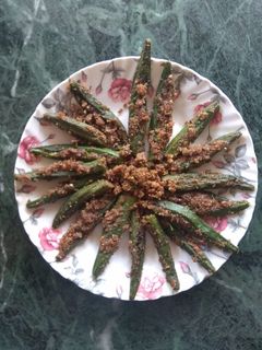 भरलेली भेंडी (bharleli bhendi recipe in marathi) रेसिपी चे मुख्य फोटो