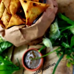 A picture of Chicken samosa.