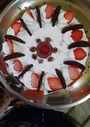 A picture of Oreo strawberry cake.