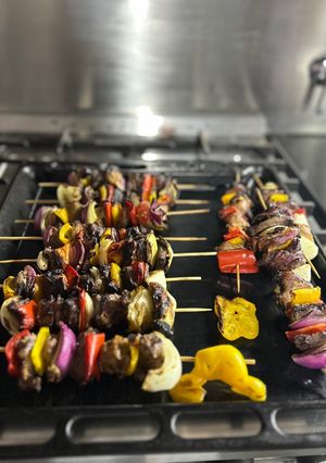 Una foto de Brochettas de cerdo y carne 🍖 🥩