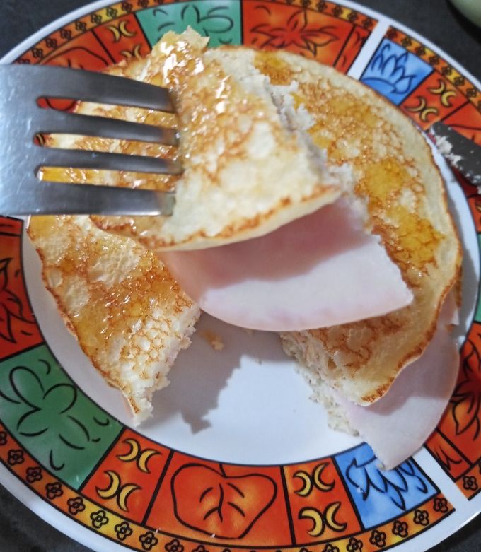 Una foto de Hot cakes con jamón y miel 🍯🧇