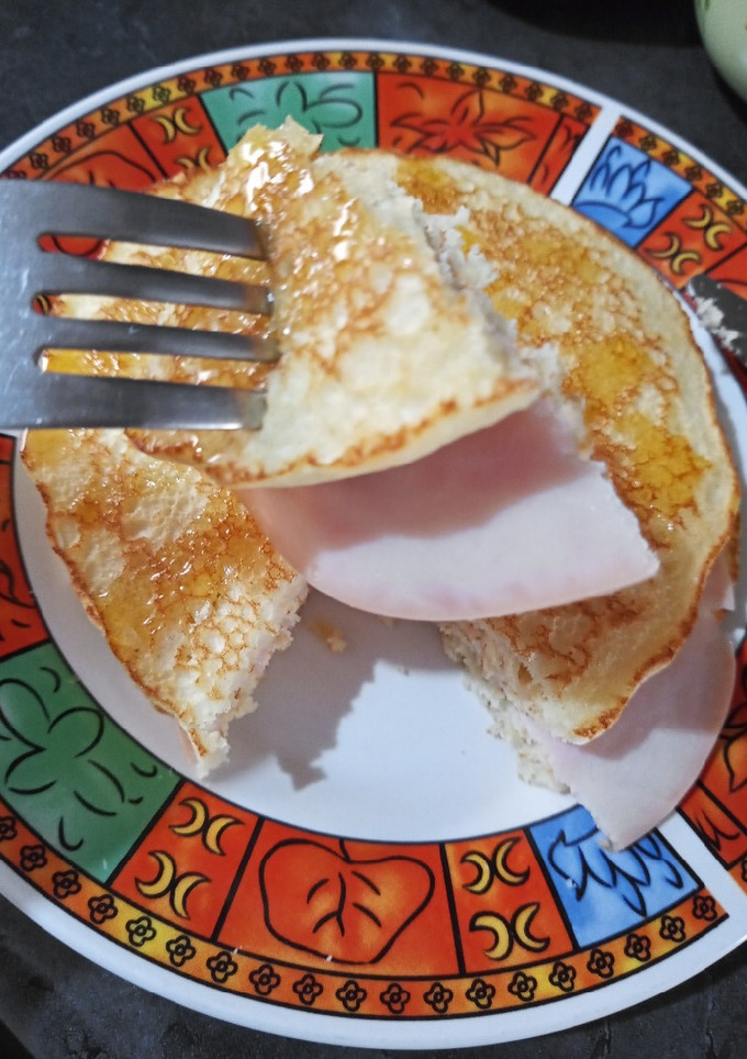 Una foto de Hot cakes con jamón y miel 🍯🧇
