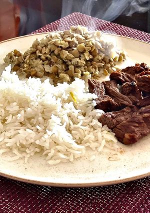 Una foto de 🤩 Lentejas, arroz y carne