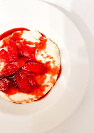 Krémes tejbegríz fahéjas szilvaraguval recept fotója