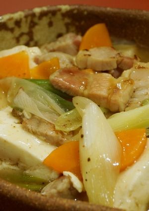 A picture of Bacon and Tofu stir-fry in Japanese Style gravy.