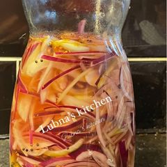 A picture of Pickled Onions | Sirke wale Pyaaz:.