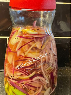 A picture of Pickled Onions | Sirke wale Pyaaz:.
