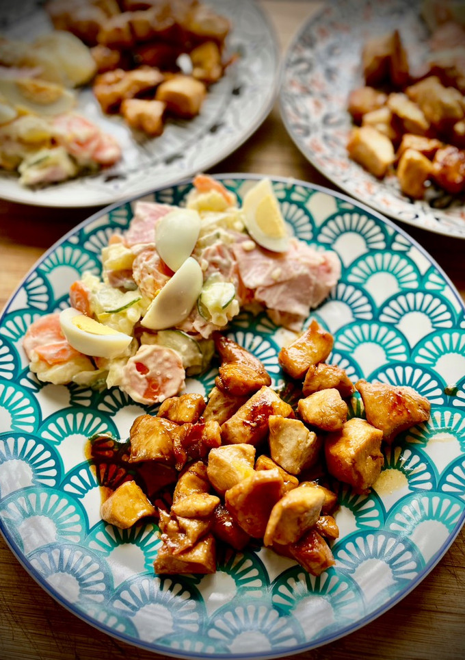 Una foto de Cena japonesa: Pollo teriyaki con ensalada de patatas