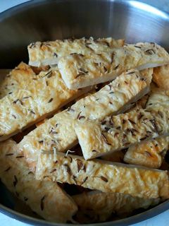 Egyszerű sós, sajtos, köményes rúd recept fotója