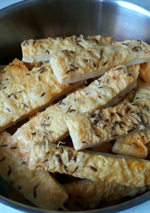 Egyszerű sós, sajtos, köményes rúd recept fotója