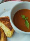 Sánduche🧇🧀🍅de queso🫔🧀en almojábana🥐casera con salsa de tomate🥯🍅🥫