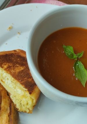 Una foto de Sánduche🧇🧀🍅de queso🫔🧀en almojábana🥐casera con salsa de tomate🥯🍅🥫