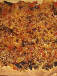 Una foto de Pizza vegetal algo original