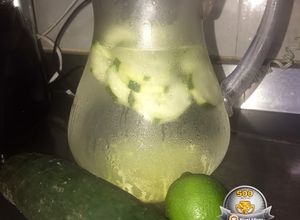 Una foto de Agua saborizada con pepino