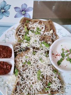 ચીઝ ગાર્લિક પરાઠા (Cheese Garlic Paratha Recipe In Gujarati) રેસીપી મુખ્ય ફોટો