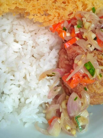 Langkah Gampang Menyiapkan Resep Sambal Matah (dengan ayam krispy) yang Enak Banget Anti Ribet, Lezat