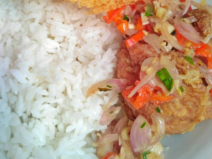 Langkah Gampang Menyiapkan Resep Sambal Matah (dengan ayam krispy) yang Enak Banget Anti Ribet, Lezat