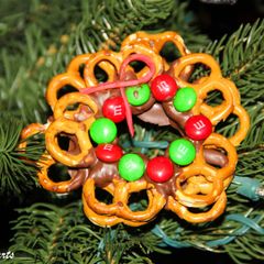 A picture of Holiday Season Chocolate Pretzel Wreaths.